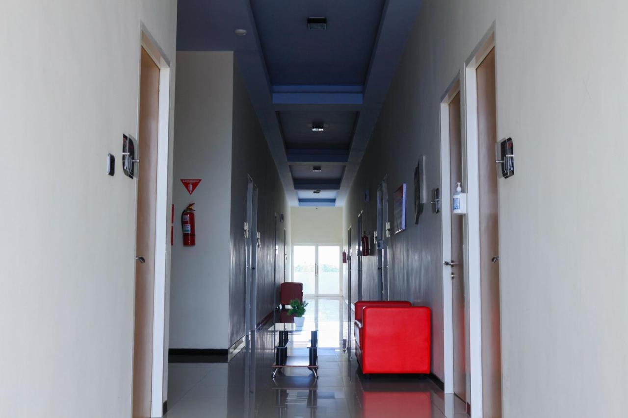 D'Shario Hotel Kepanjen Маланг Екстериор снимка