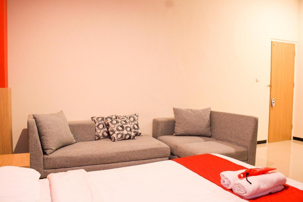 D'Shario Hotel Kepanjen Маланг Екстериор снимка
