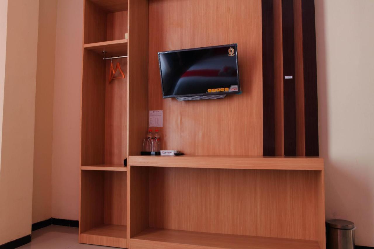 D'Shario Hotel Kepanjen Маланг Екстериор снимка